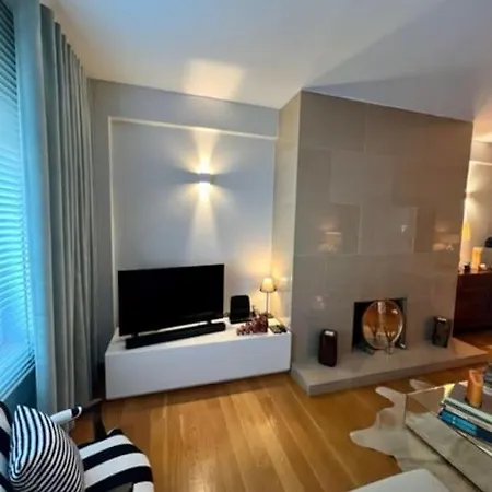 Becas House -