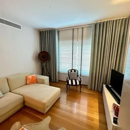 Becas House - *